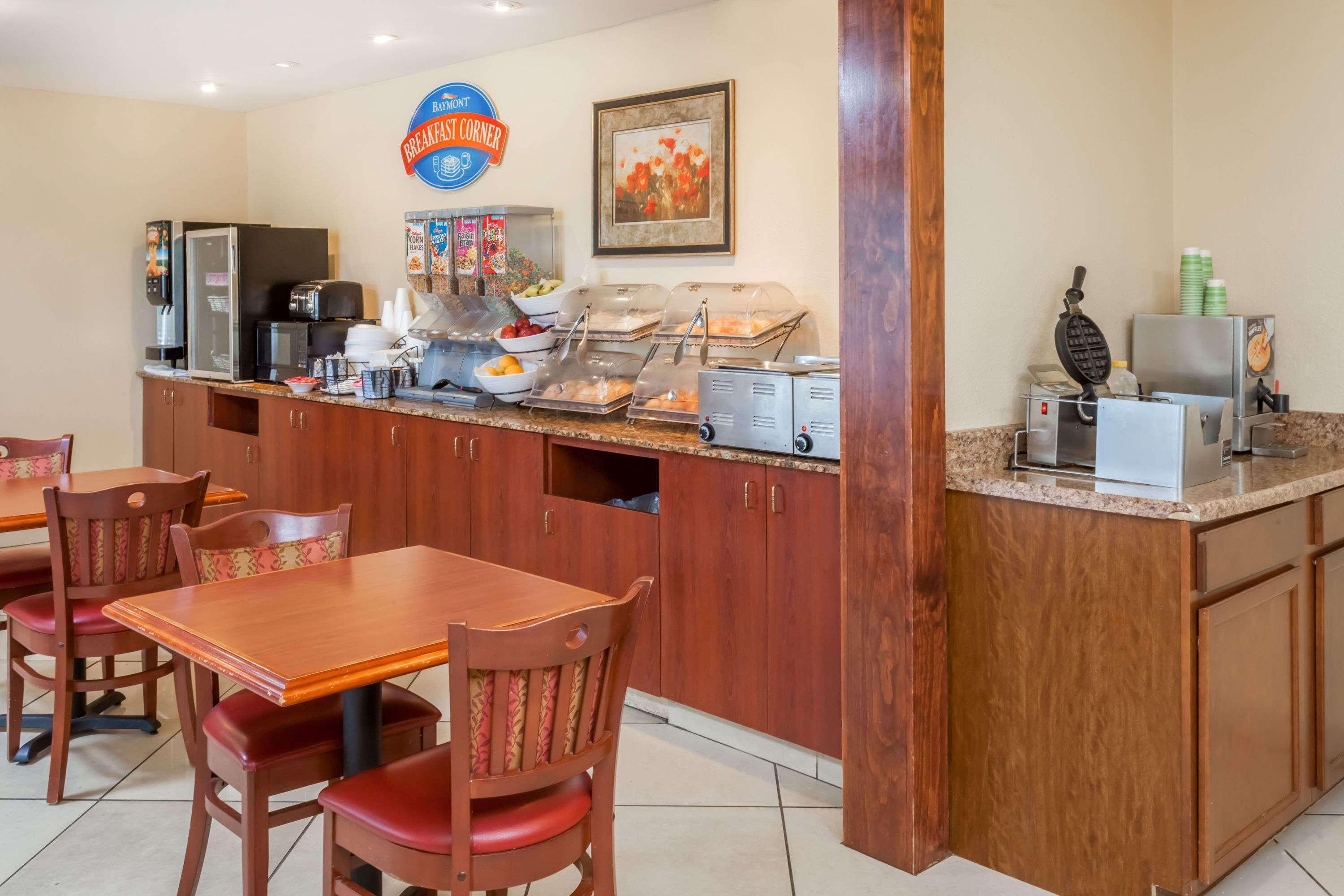 Baymont By Wyndham Peoria Hotel Bagian luar foto