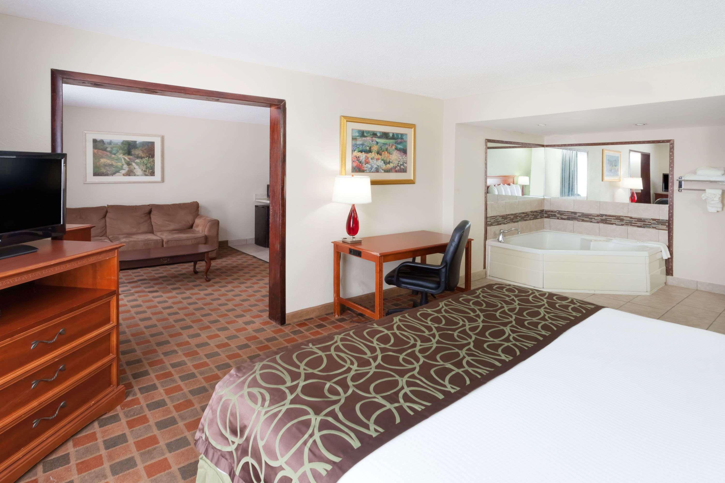 Baymont By Wyndham Peoria Hotel Bagian luar foto